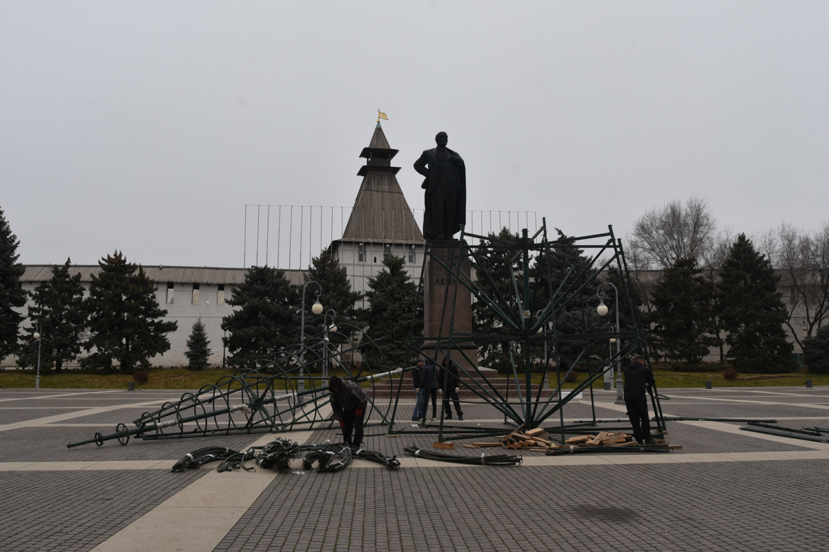 DSC 5816 В Астрахани происходит монтаж главной ёлки города: кадры приближения Нового года