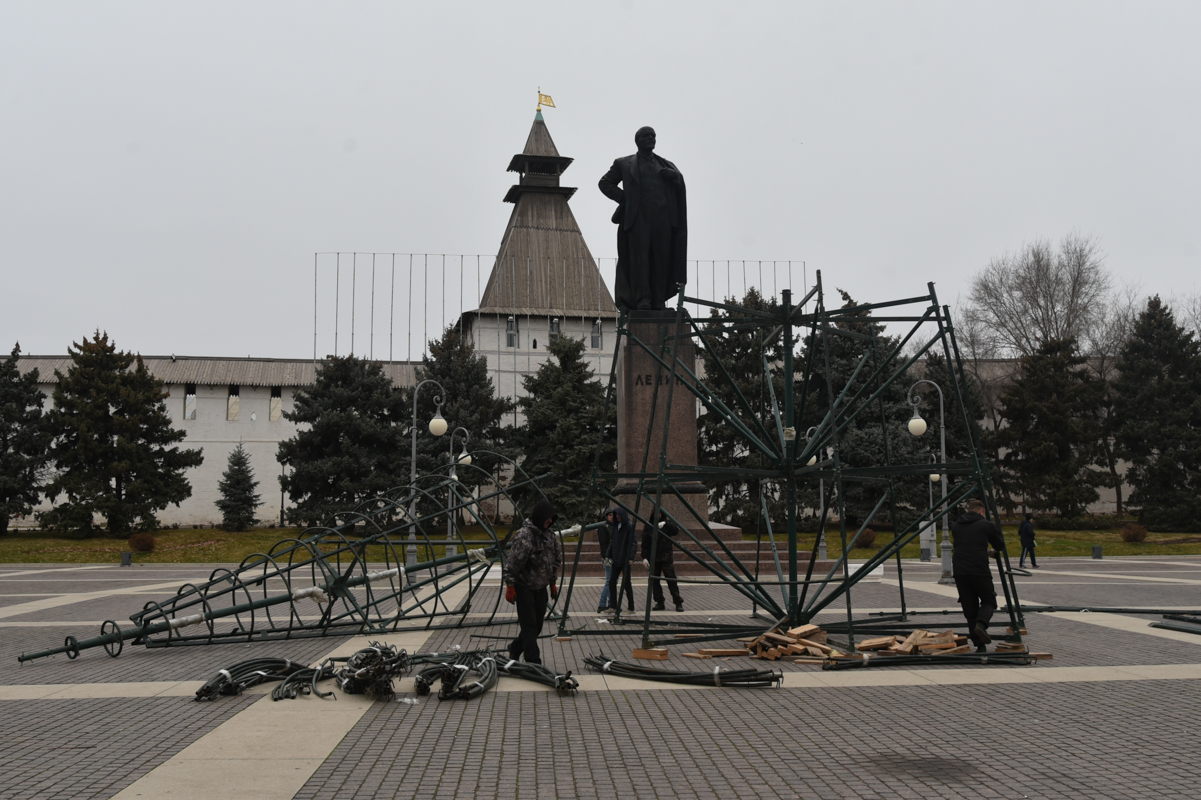 DSC 5817 В Астрахани происходит монтаж главной ёлки города: кадры приближения Нового года