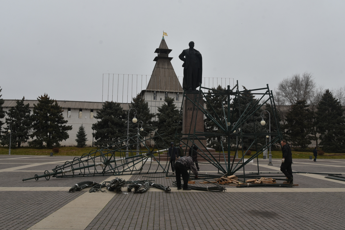 DSC 5818 В Астрахани происходит монтаж главной ёлки города: кадры приближения Нового года