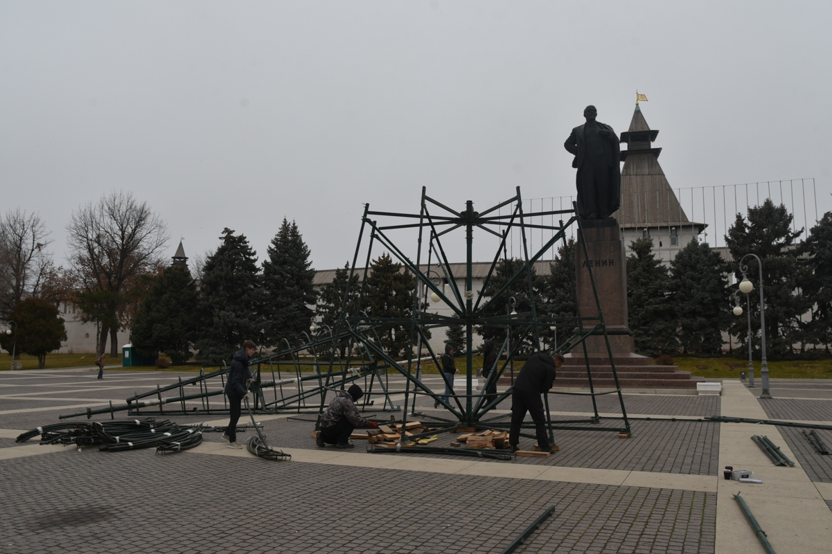 DSC 5819 В Астрахани происходит монтаж главной ёлки города: кадры приближения Нового года