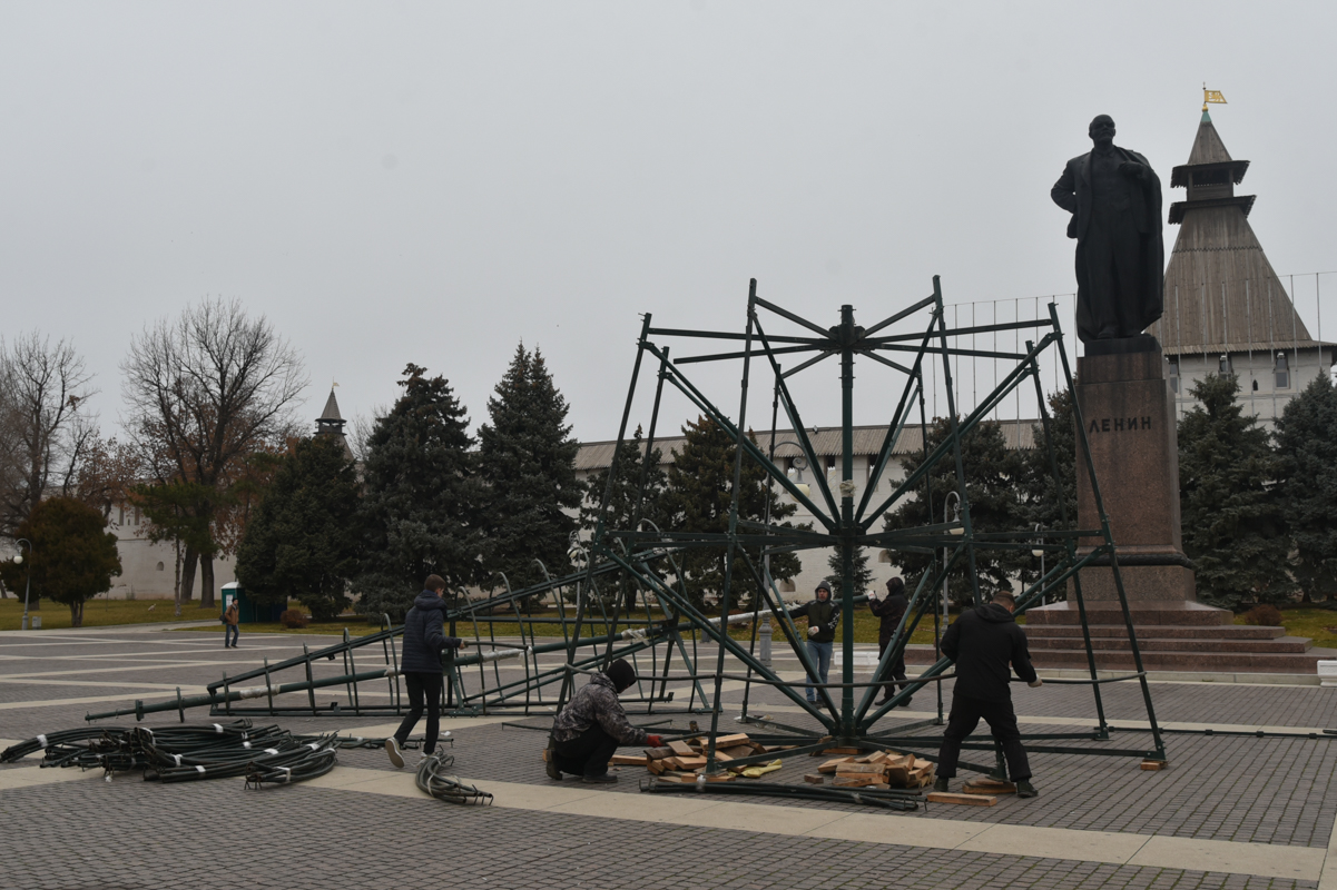 DSC 5820 В Астрахани происходит монтаж главной ёлки города: кадры приближения Нового года
