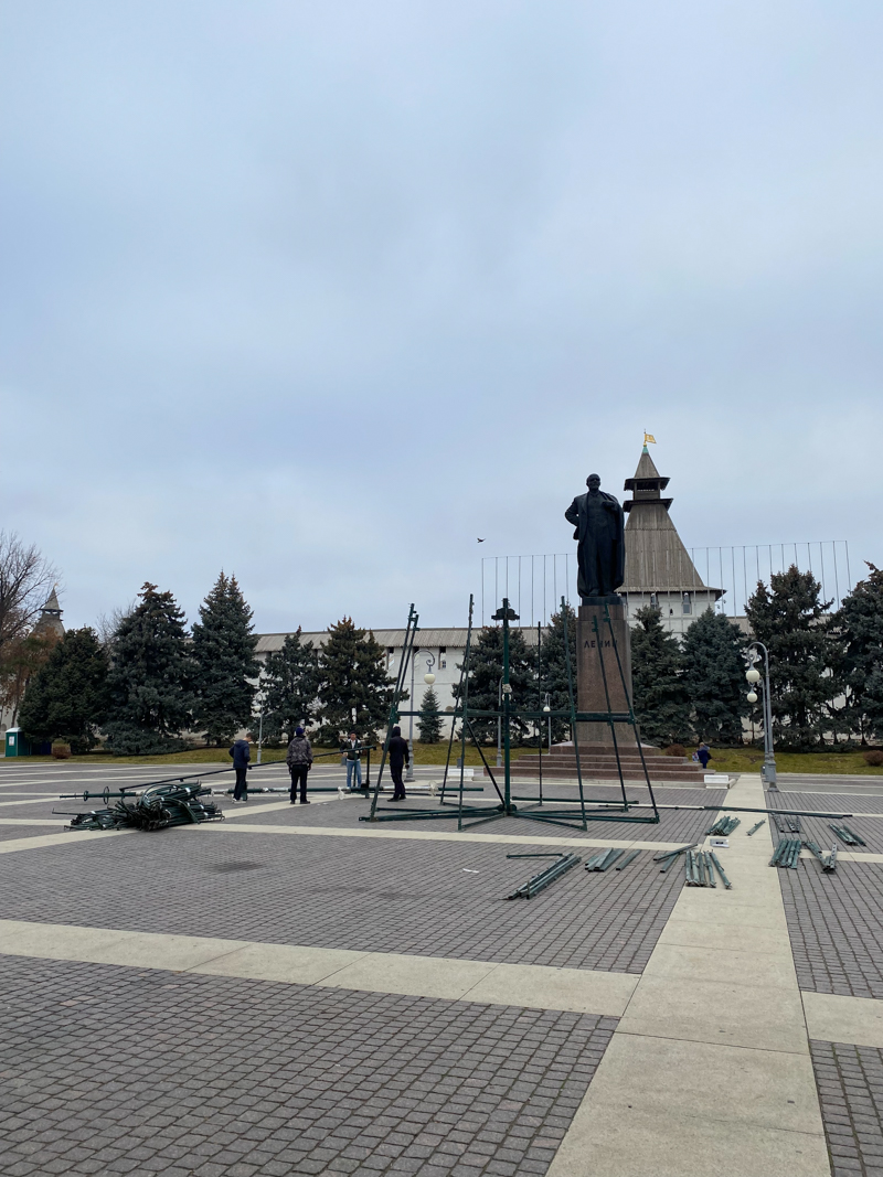 IMG 6589 В Астрахани происходит монтаж главной ёлки города: кадры приближения Нового года