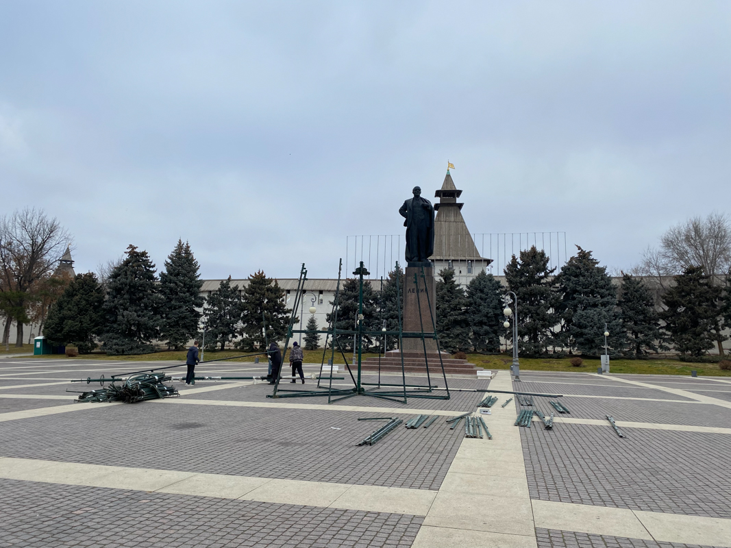 IMG 6590 В Астрахани происходит монтаж главной ёлки города: кадры приближения Нового года