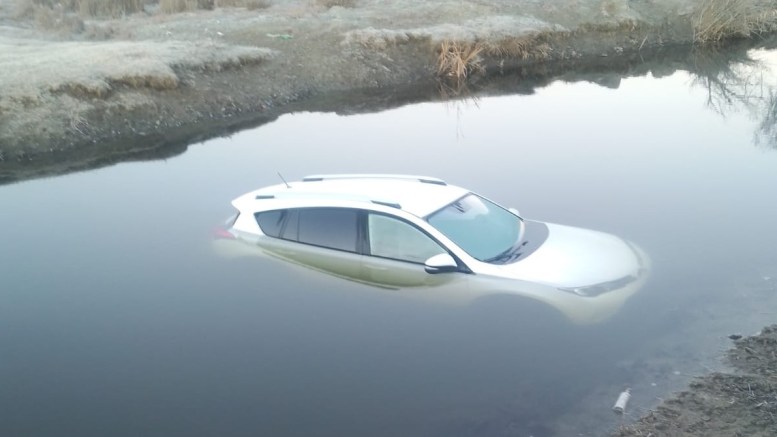 автомобиль упал в реку в Астраханской области