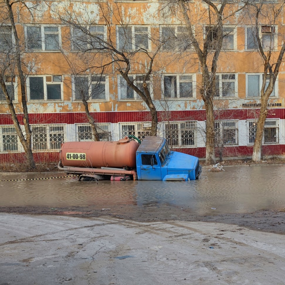 2 В Астрахани в недостроенный водопровод провалились автомобили