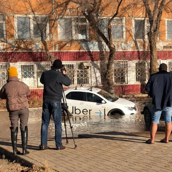 В Астрахани в недостроенный водопровод провалились автомобили