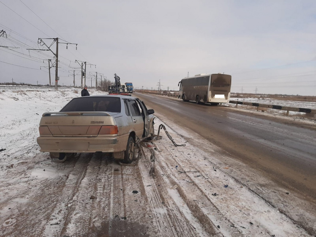 Под Астраханью в столкновении автобуса с автомобилем пострадали 4 человека  | 14.01.2022 | Астрахань - БезФормата