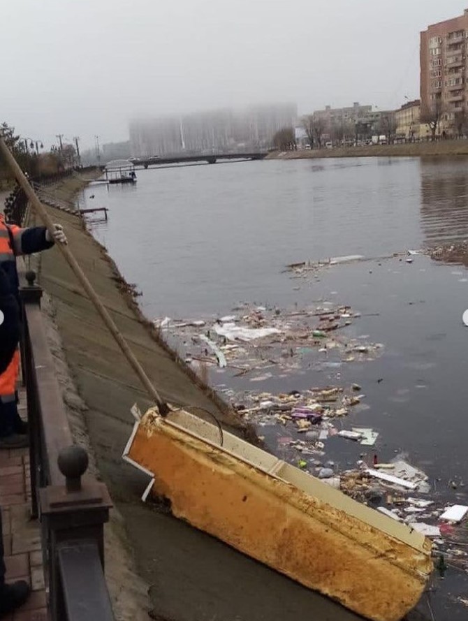 канал 2 В Астрахани Варвациевский канал переполнился мусором