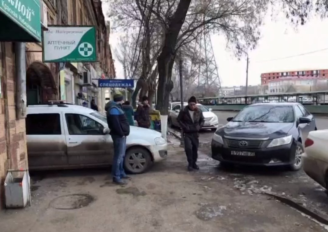 неправильная парковка в Астрахани
