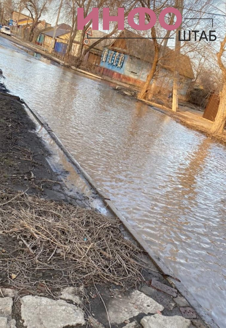 “Обращаюсь к администрации Астрахани”: на одной из улиц города образовался вселенский потоп
