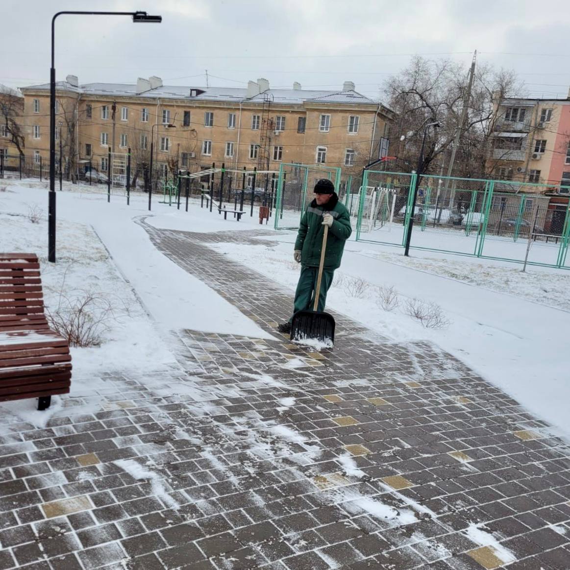 И снова выпадет снег. Мартовский снег. Для уборки снега дворника. Снег в Астрахани. Снег в марте.