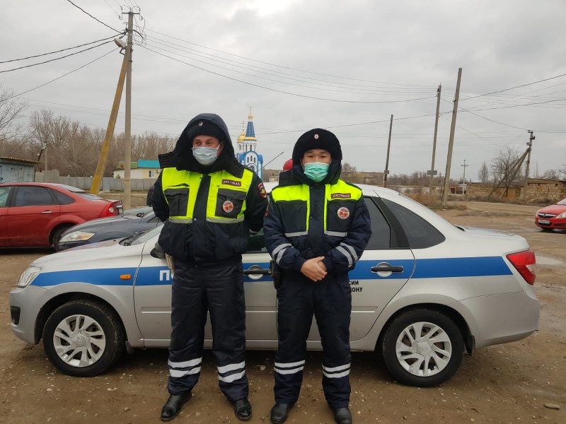 Инспекторы ДПС в Астрахани спасли жизнь газелисту и его семье
