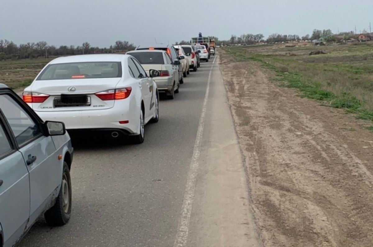 Пробки астрахань. Автомобильная пробка Астрахань. Автомобили в пробке. Дорога Астраханская область. Астрахань трасса.