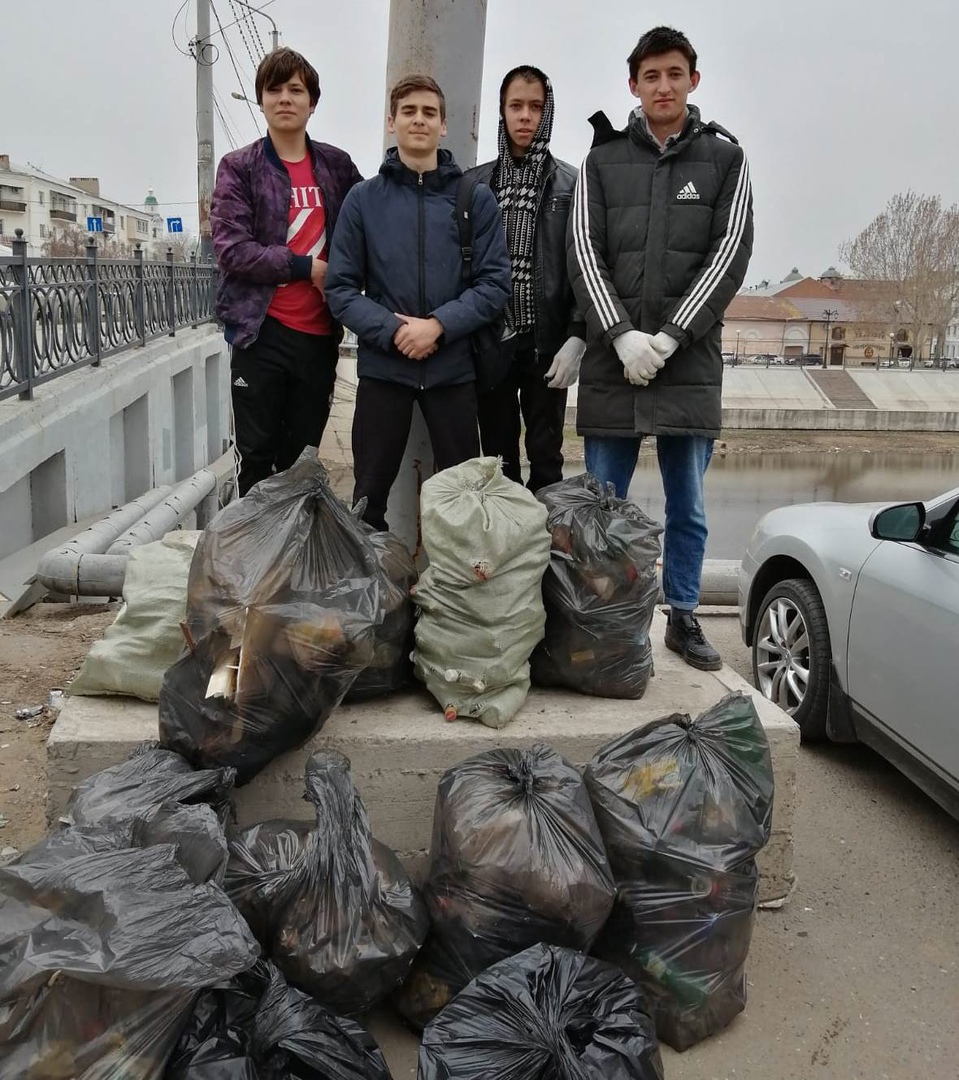 Астраханские студенты очистили берег Кутума от мусора