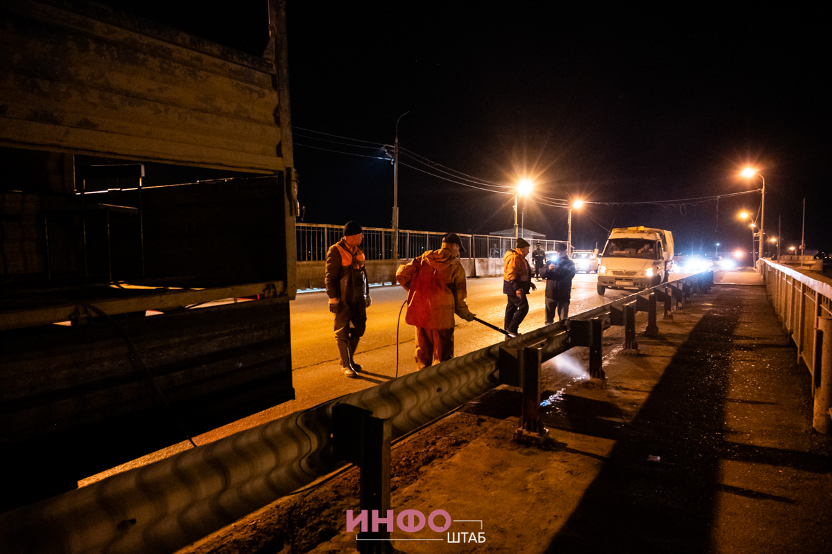 В объективе фотографа: как в Астрахани мост Старый зачищали