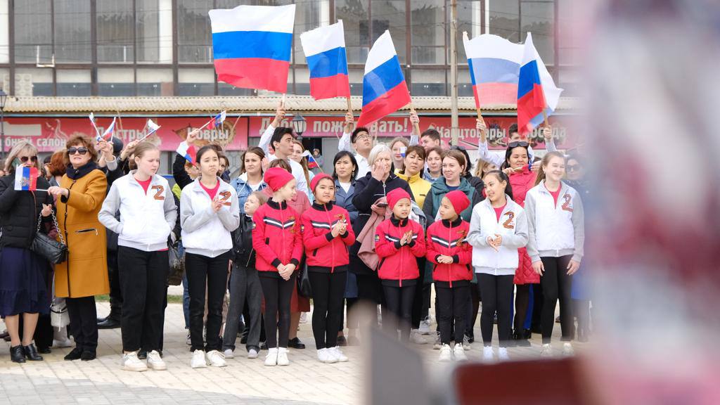 Школьники Камызяка поддержали российскую армию, устроив патриотический флешмоб