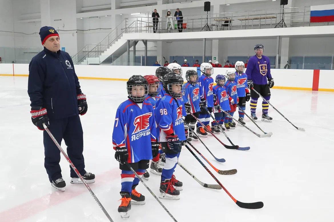 Юные хоккеисты поблагодарили Игоря Бабушкина за подарки, постучав по льду