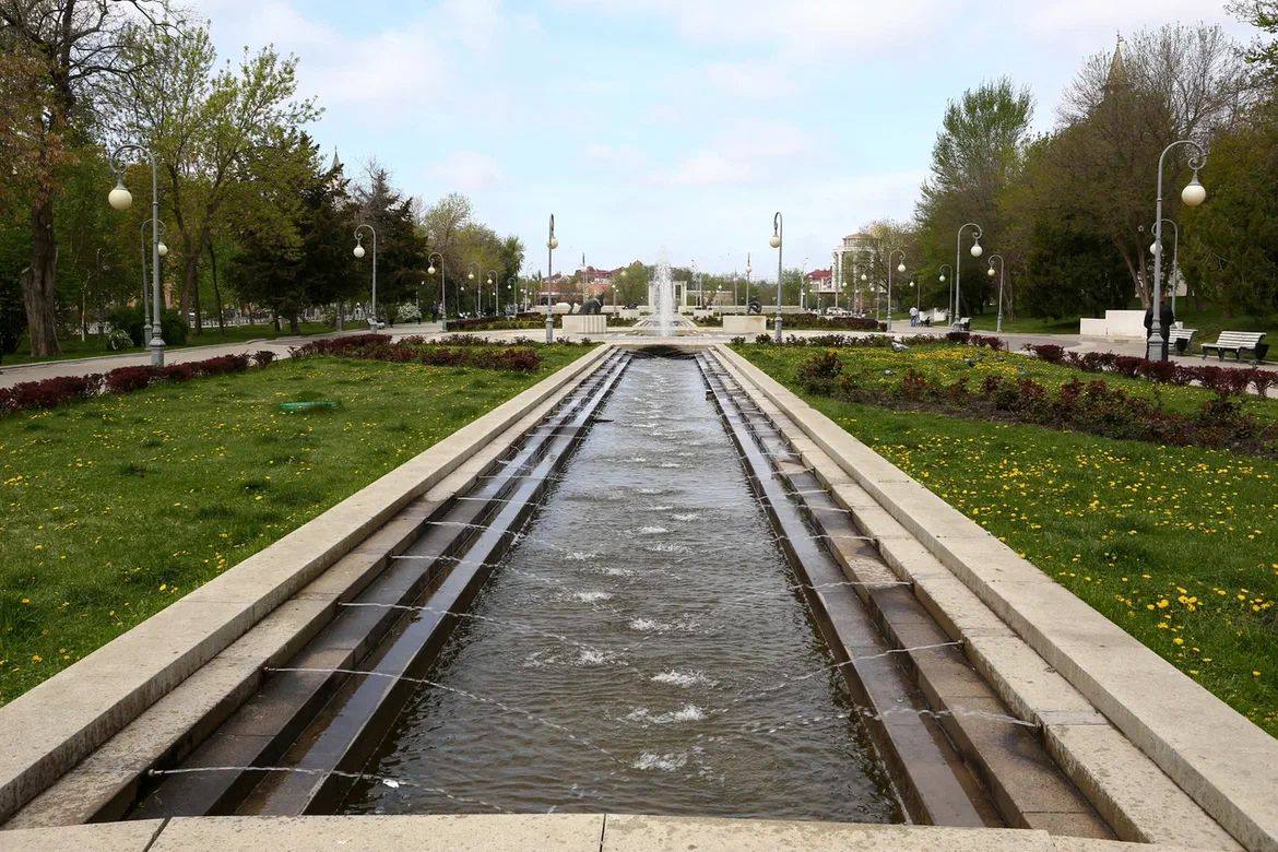 В Астрахани запустили первые фонтаны