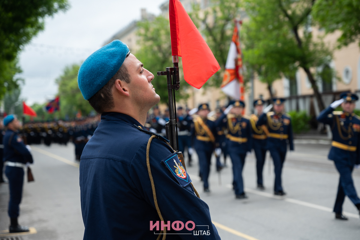 Парад ко Дню Победы: кадры выражения лиц астраханских чиновников