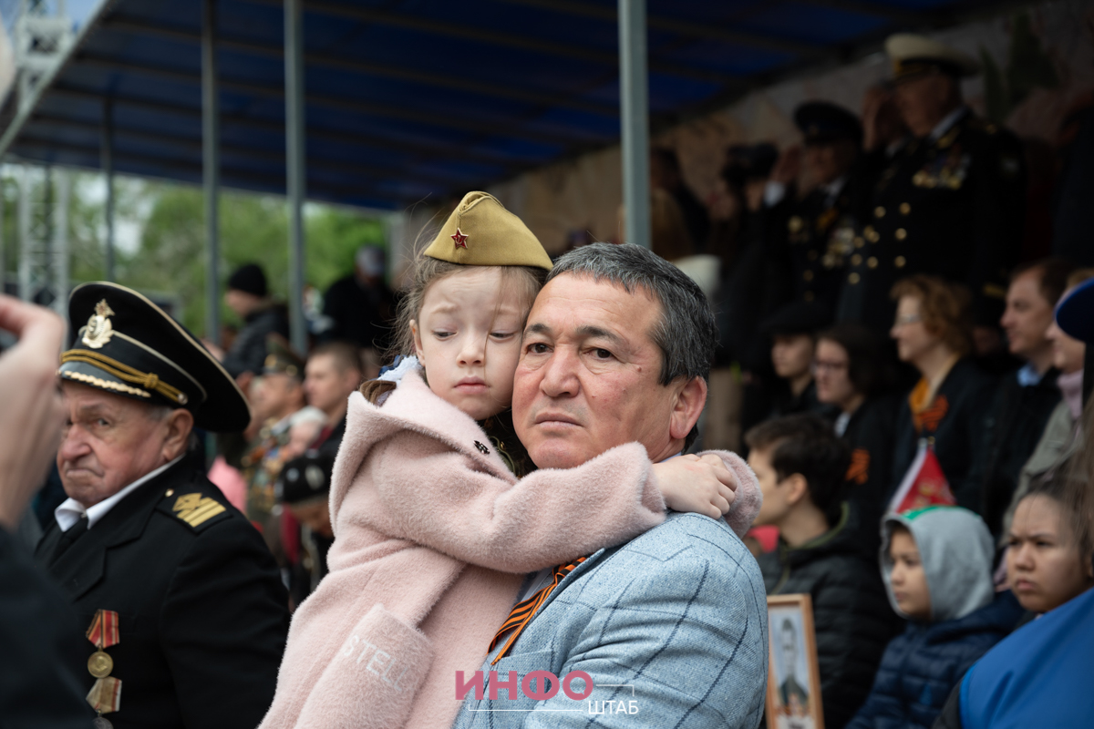 Парад ко Дню Победы: кадры выражения лиц астраханских чиновников