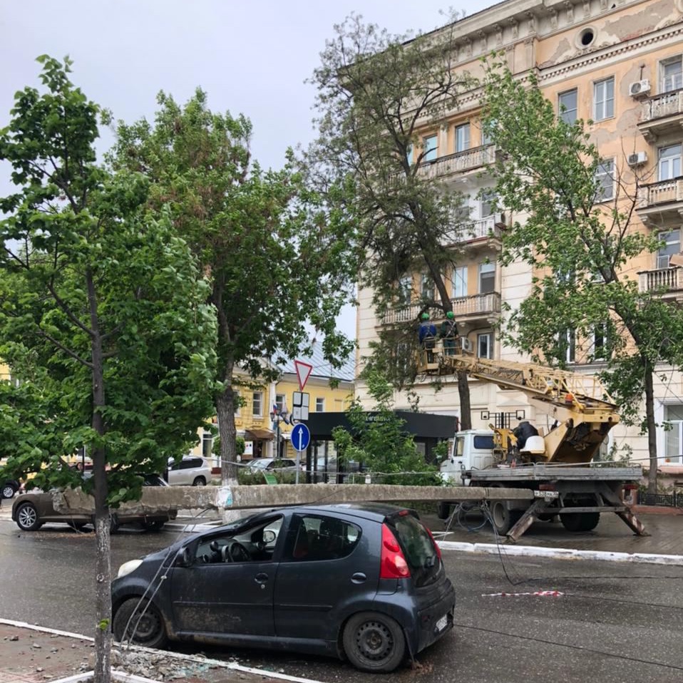 Дороги Астрахани перекрыты упавшими столбами и деревьями