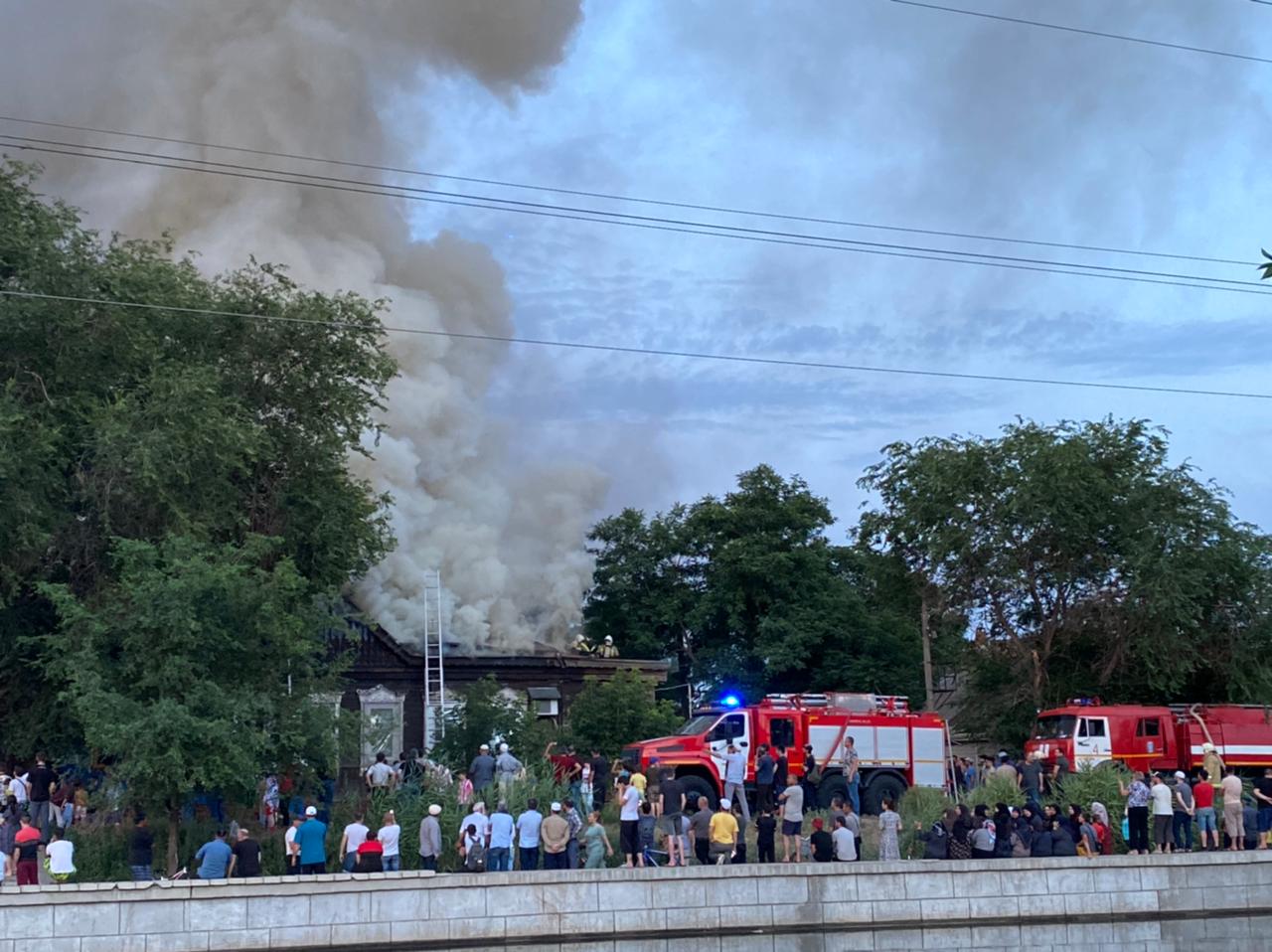 В Астрахани пожар трех жилых домов тушат более 40 пожарных