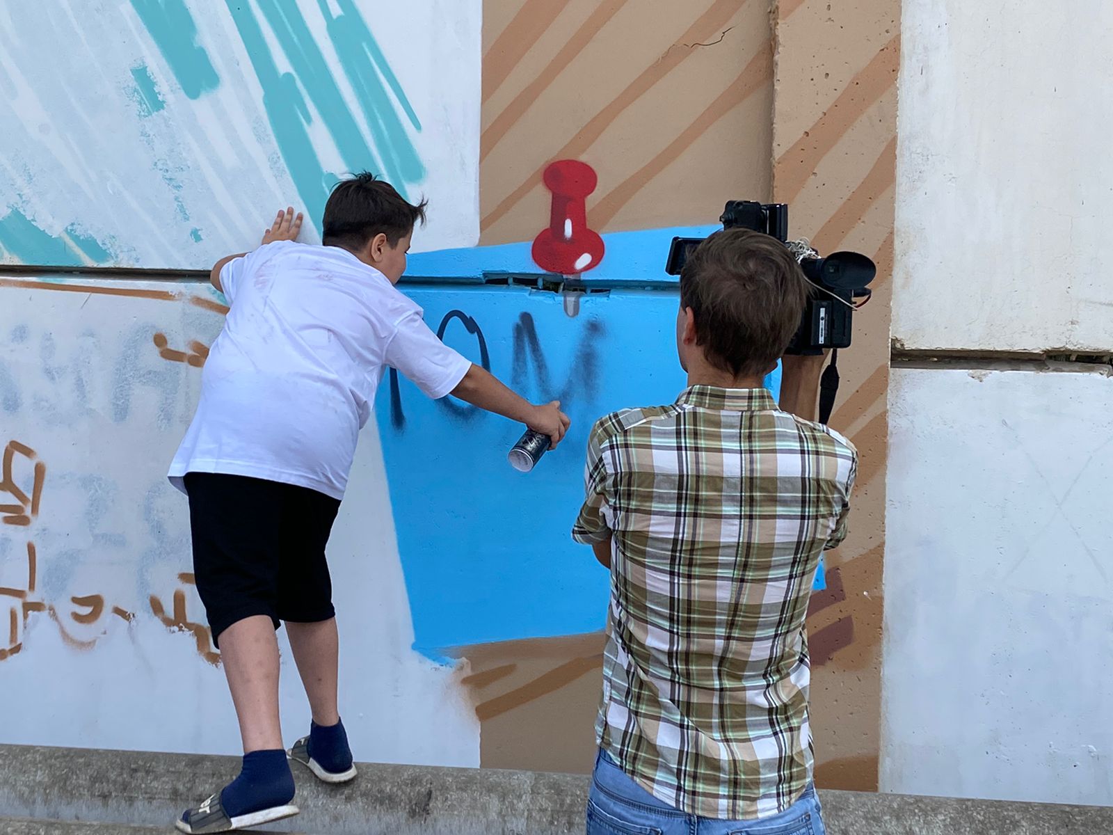 Рисунки юных астраханцев украсили забор Роспотребнадзора
