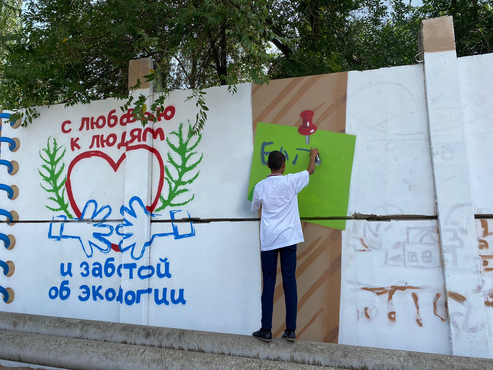 Рисунки юных астраханцев украсили забор Роспотребнадзора