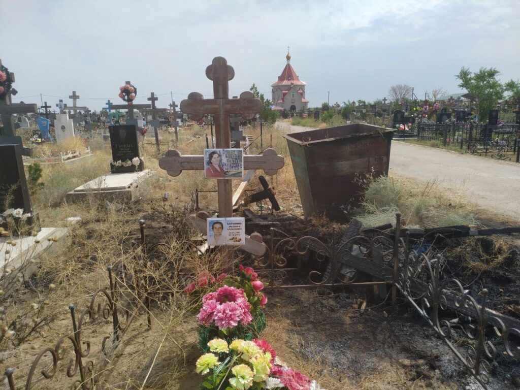 XeTbnT05qGg Астраханец показал, как из-за вандалов пострадали могилы на кладбище