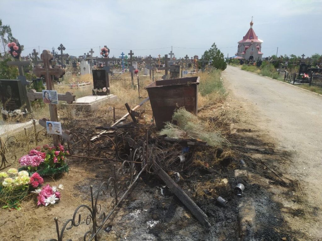 d M6 jBR XI Астраханец показал, как из-за вандалов пострадали могилы на кладбище