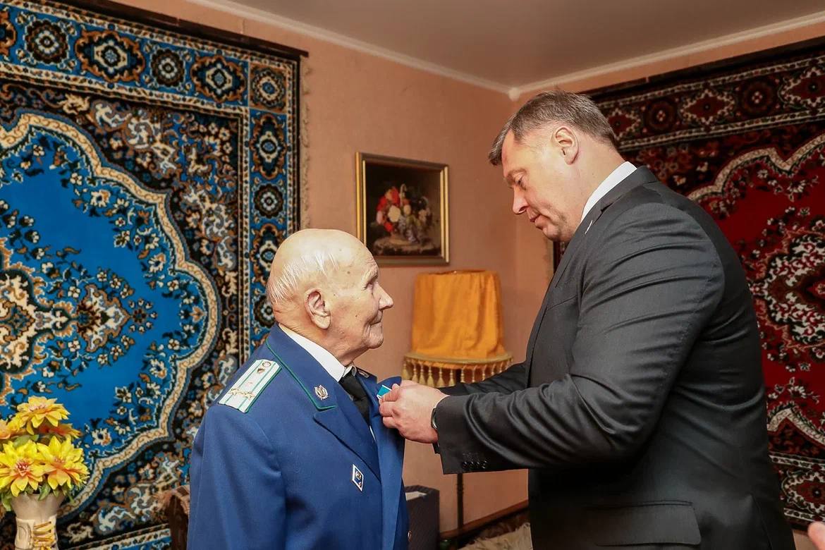 Ветеран органов прокуратуры РФ получил медаль от Игоря Бабушкина