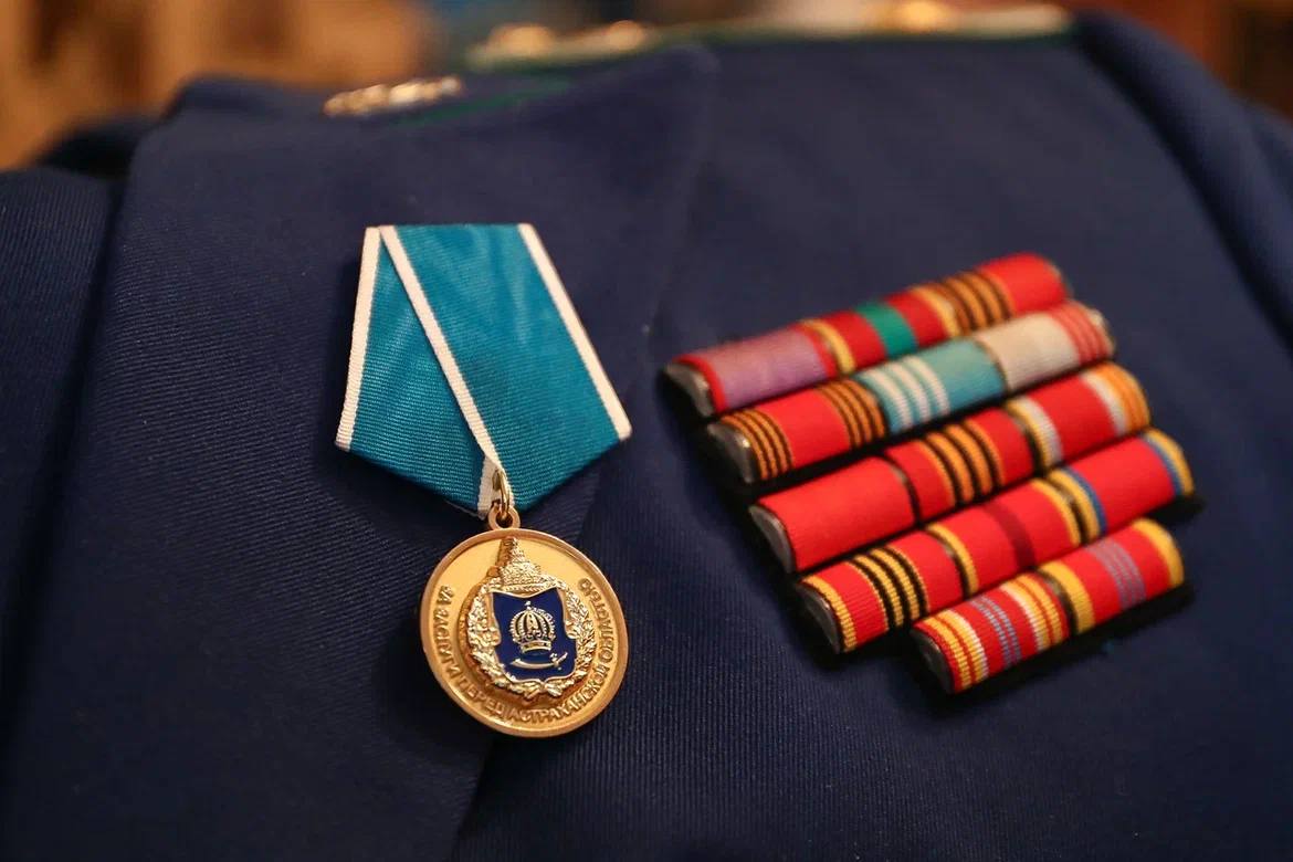 Ветеран органов прокуратуры РФ получил медаль от Игоря Бабушкина
