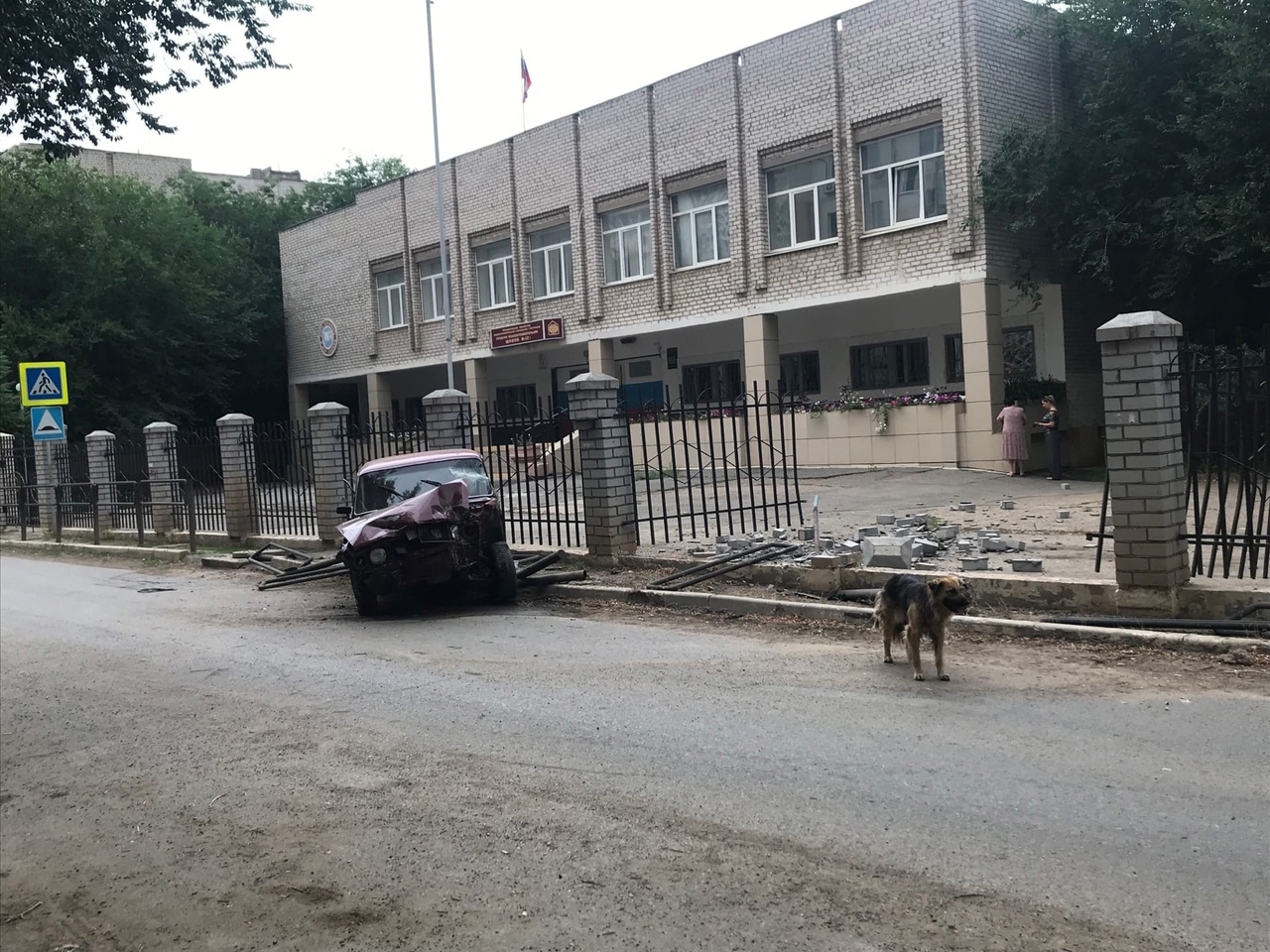 Неизвестный водитель снес забор школы в Астрахани и сбежал