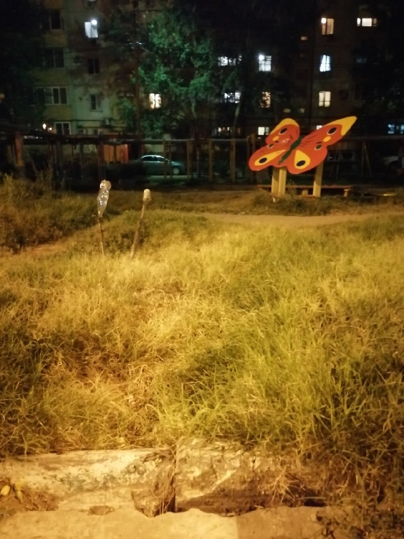 Соцсети: на детской площадке в Астрахани ребенок провалился в яму с кипятком 
