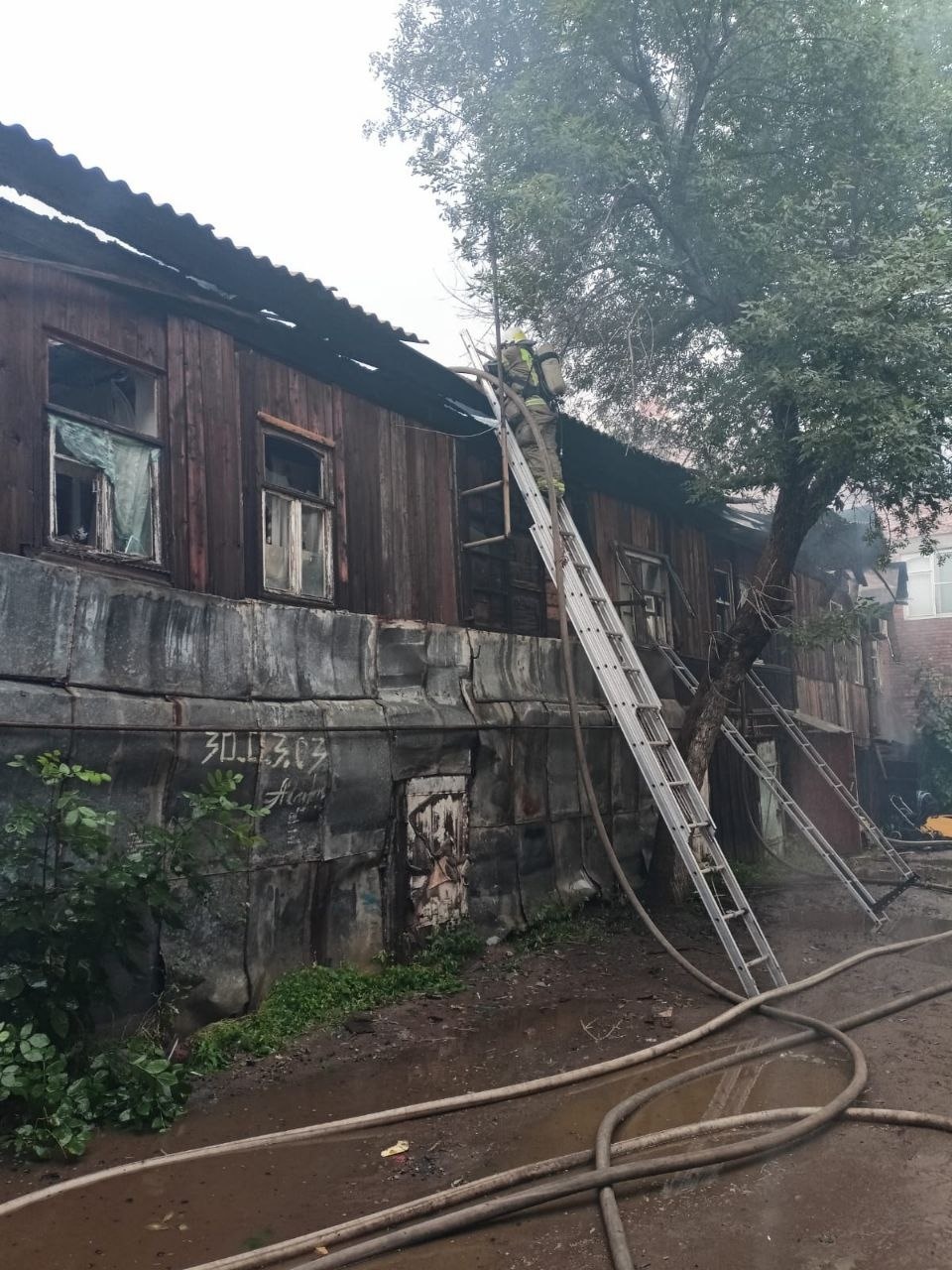 200 квадратов в огне: в Астрахани подожгли многоквартирный дом 