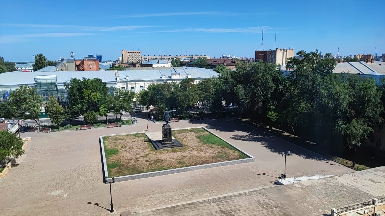 Астрахань кировский. Памятник Кирову. Памятники Омска. Памятник Махтумкули (Астрахань). Памятник Кирову в Астрахани.