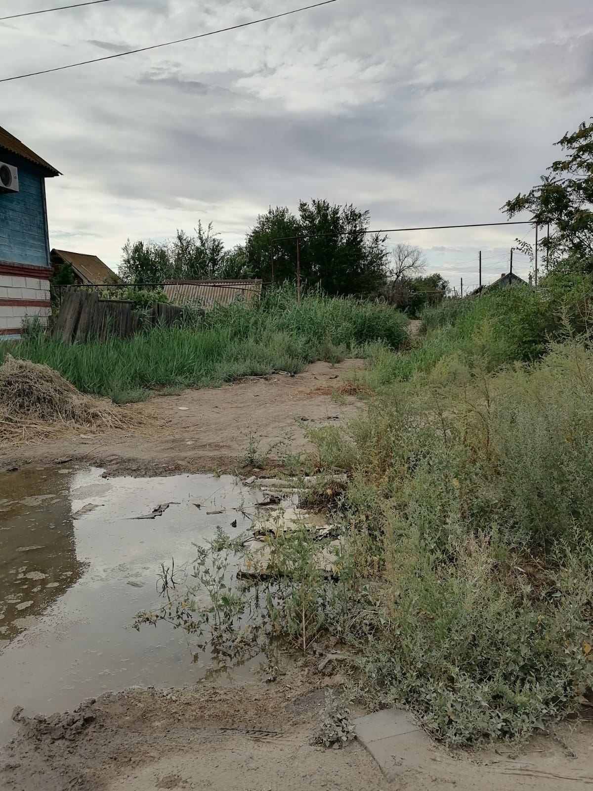 Водопроводная течь превратила переулок Астрахани в болото, через которое не могут проехать скорая и пожарные