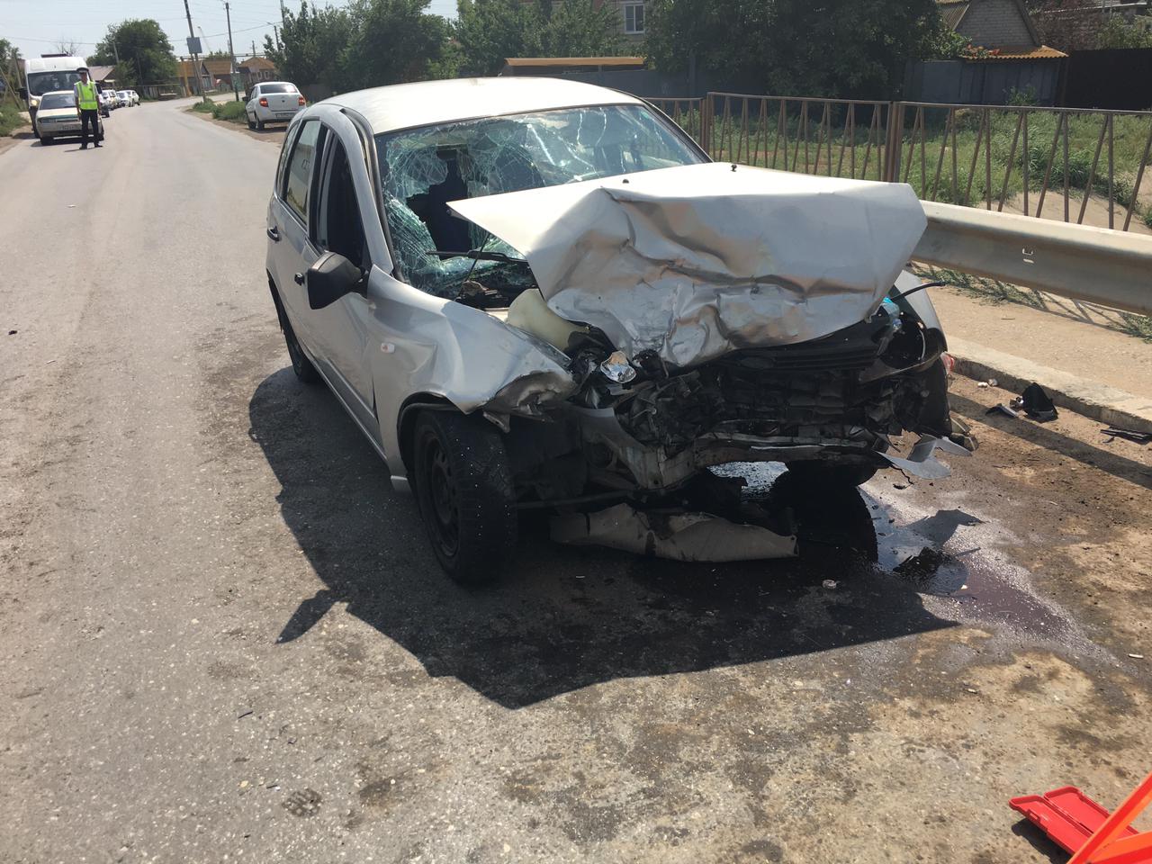 Двое водителей и подросток пострадали в жутком ДТП в Астраханской области