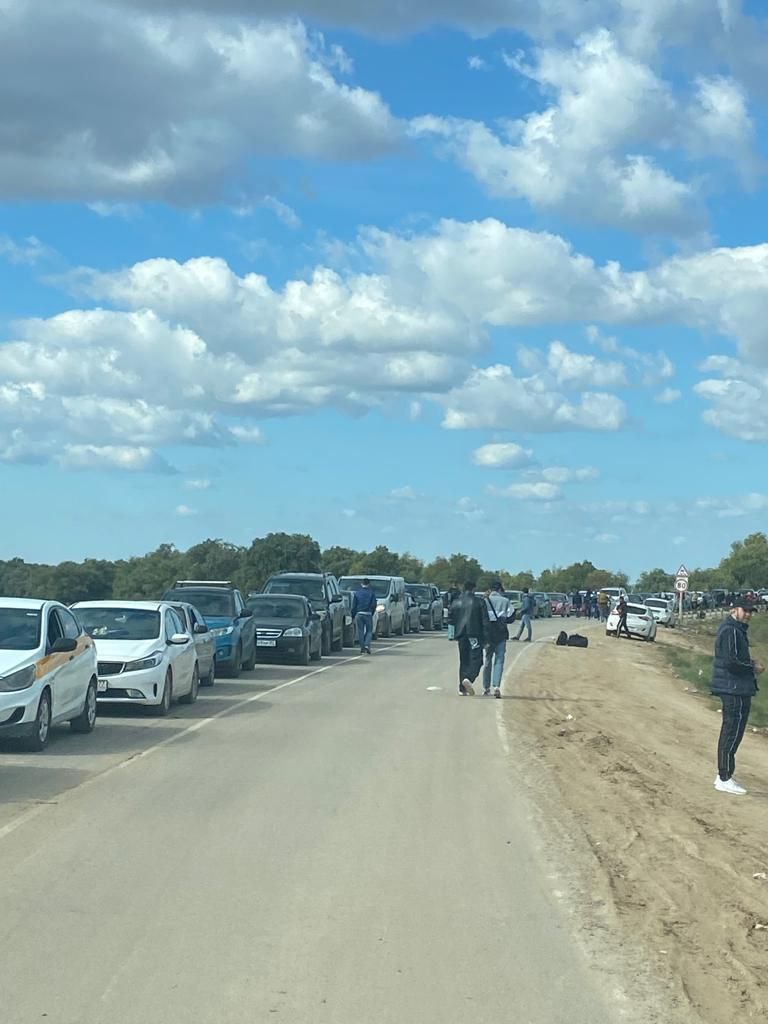 Пробки на границе с Казахстаном не дают проехать «скорой» и пожарным в  астраханское село | 28.09.2022 | Астрахань - БезФормата