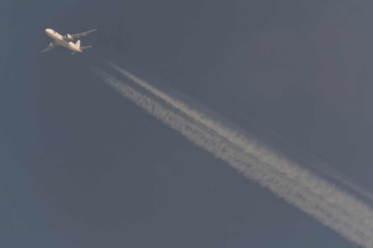 xbp9FPi3SZyMNyzLyXxnXWt63XsafUrHxbN8Kg Прекрасные и опасные: астраханский фотограф запечатлел самолёты с "хвостами"