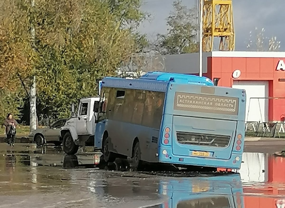 В Астрахани в яму на дороге провалился автобус с пассажирами | 01.11.2022 |  Астрахань - БезФормата