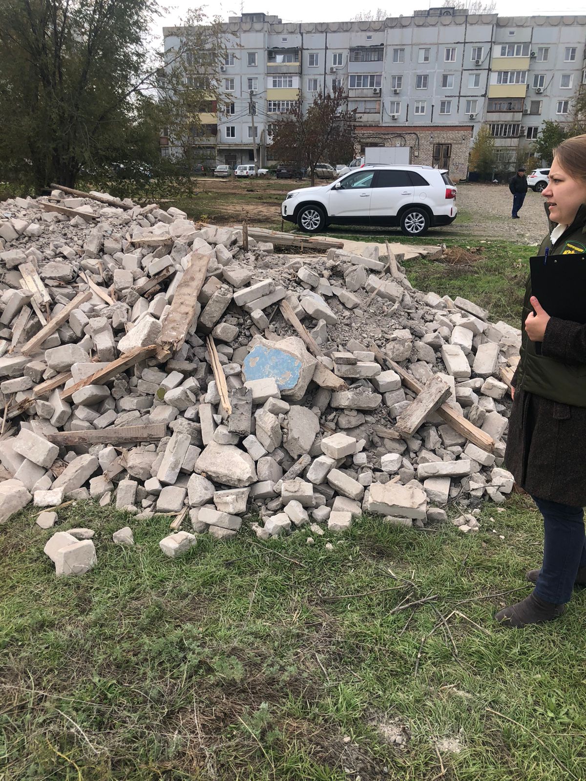 Астраханский двор превратили в свалку строительного мусора | 11.11.2022 |  Астрахань - БезФормата