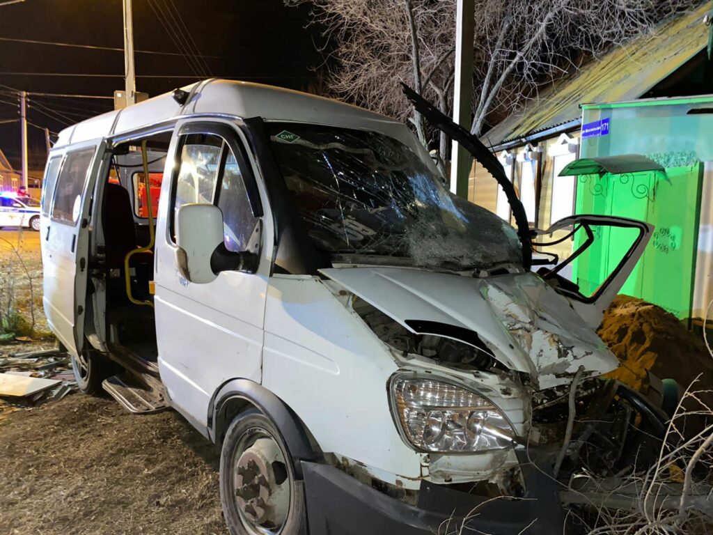 9522ec1a 8d3a 4845 b04e 08dcf5cbd34c 19-летний парень погиб, трое детей в больнице: подробности столкновения пожарной машины и маршрутки в Астрахани