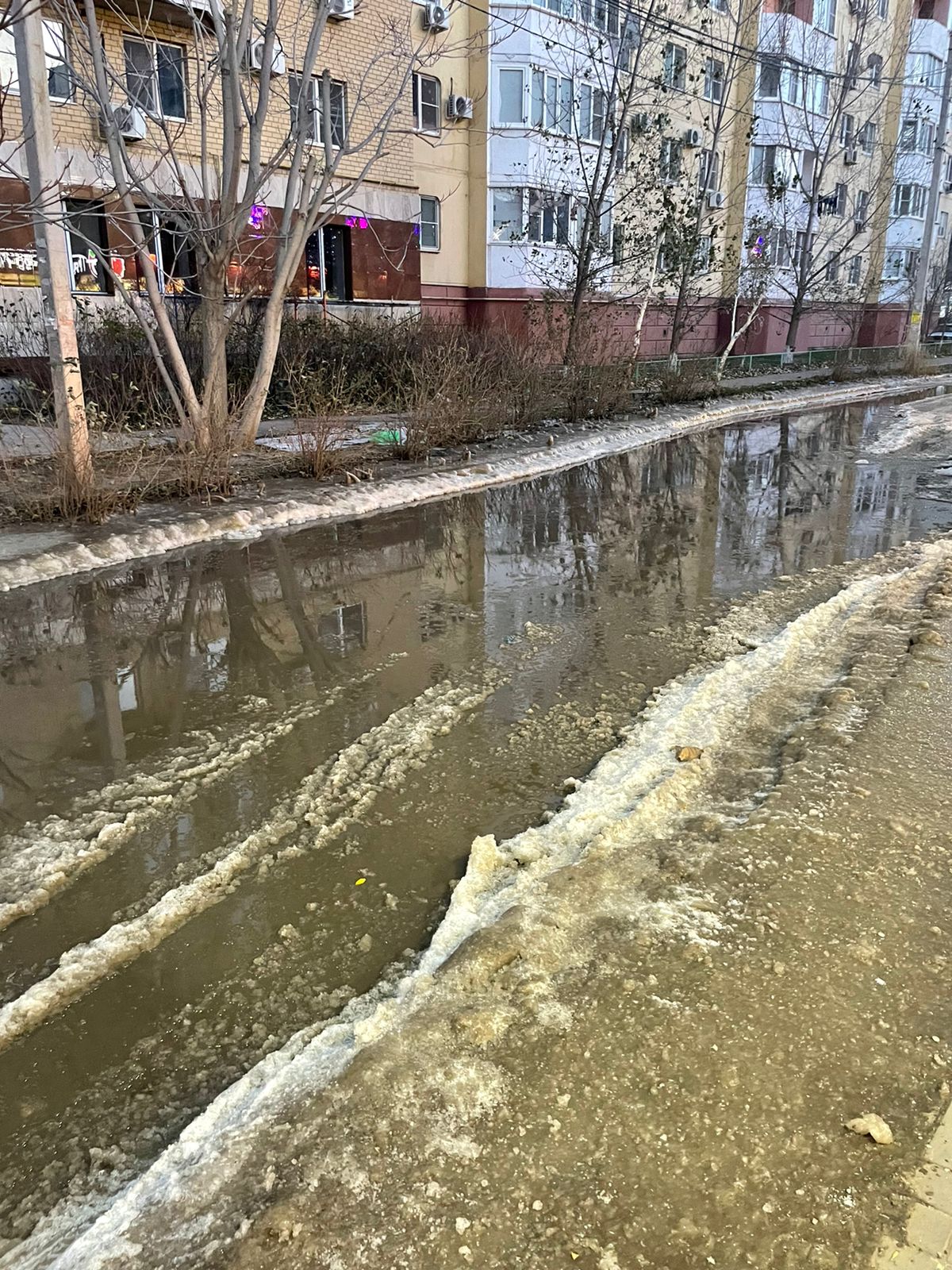 WhatsApp Image 2022 12 02 at 17.21.45 Астраханцы бьют тревогу: около ТЦ Три кота канализационная лужа превратилась в каток