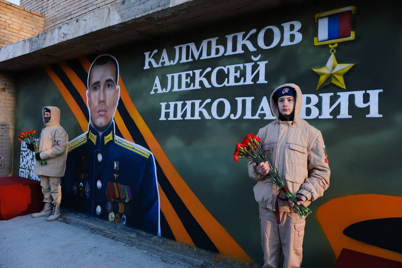 photo1670576348 1 Образы трёх погибших на Украине астраханцев появились в центре города