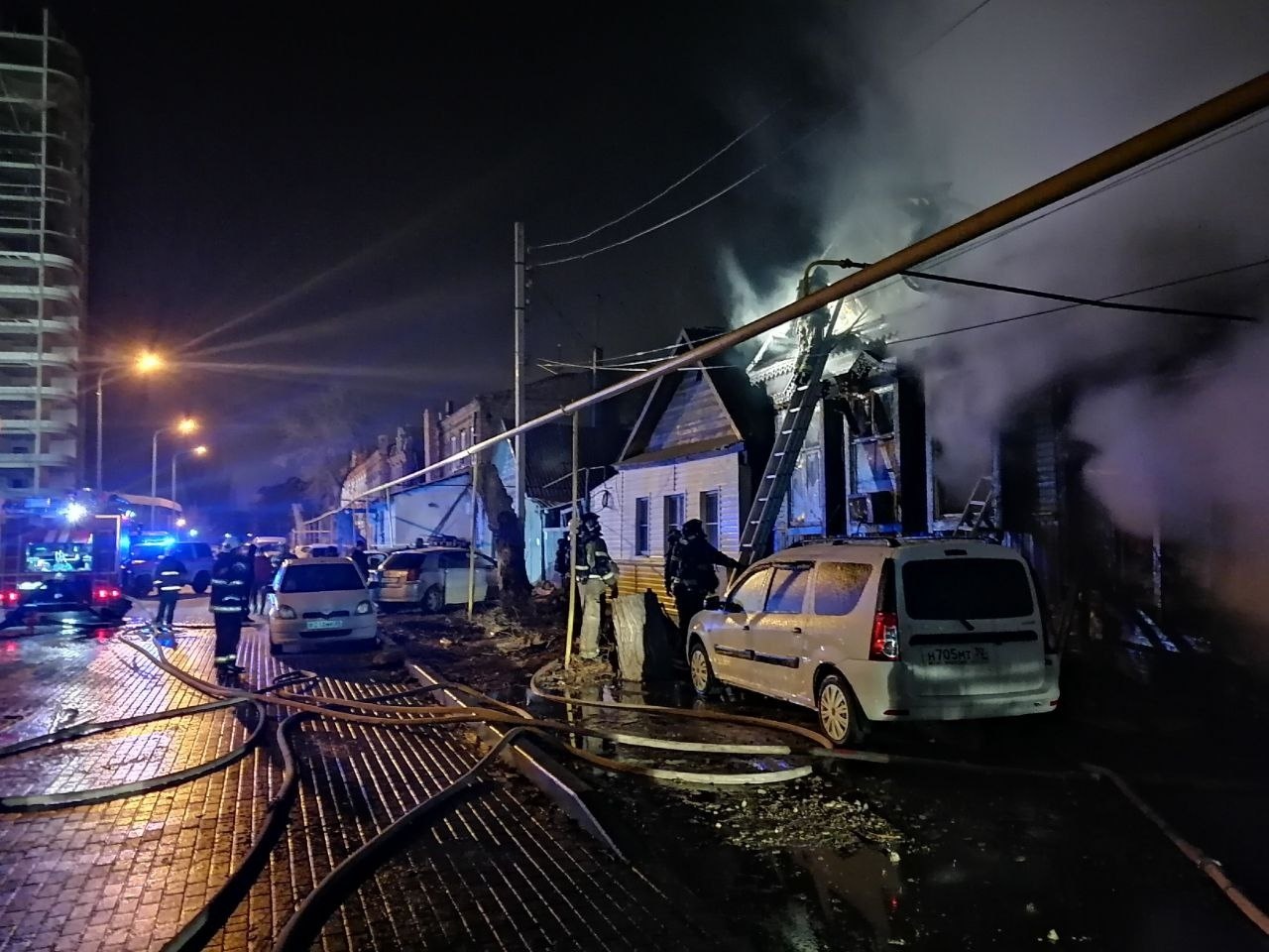 На улице Бабефа во время пожара пострадали двое мужчин | 03.12.2022 |  Астрахань - БезФормата