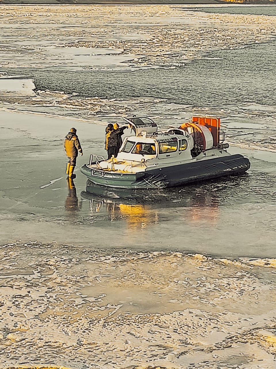 Рыбаки на льдине. Рыбаки на льду. Кот на льдине. Льдины на реке. Льдины на реке.
