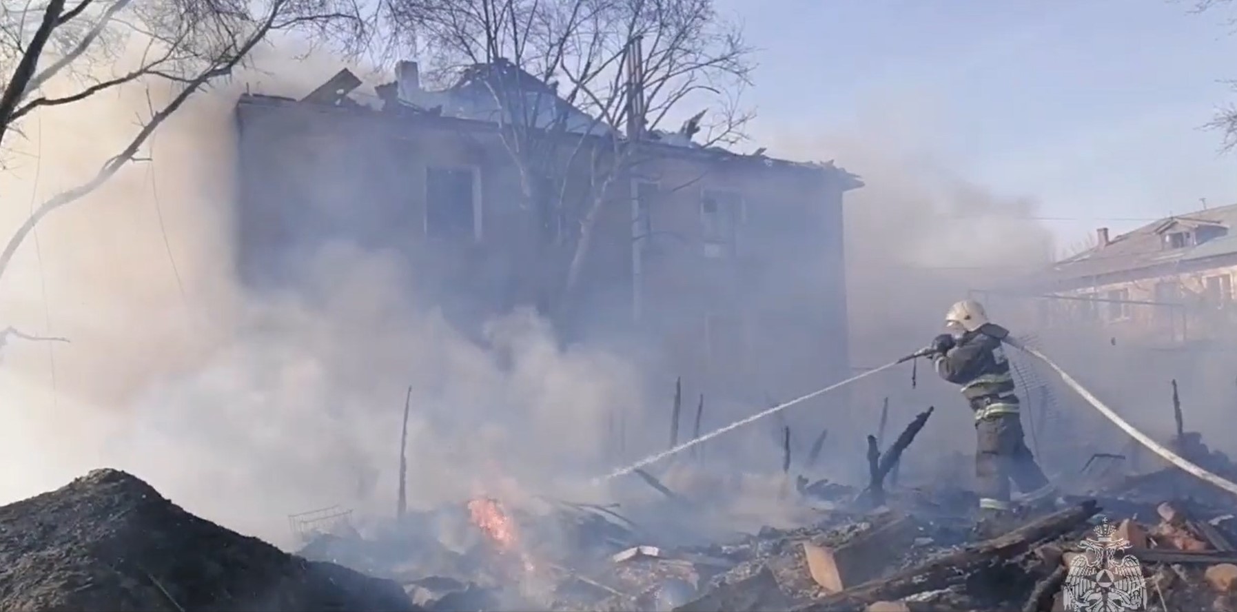 Что горит в астрахани. Пожары в России. Пожар в доме. Пожар в городе. Пожар в многоквартирном доме.