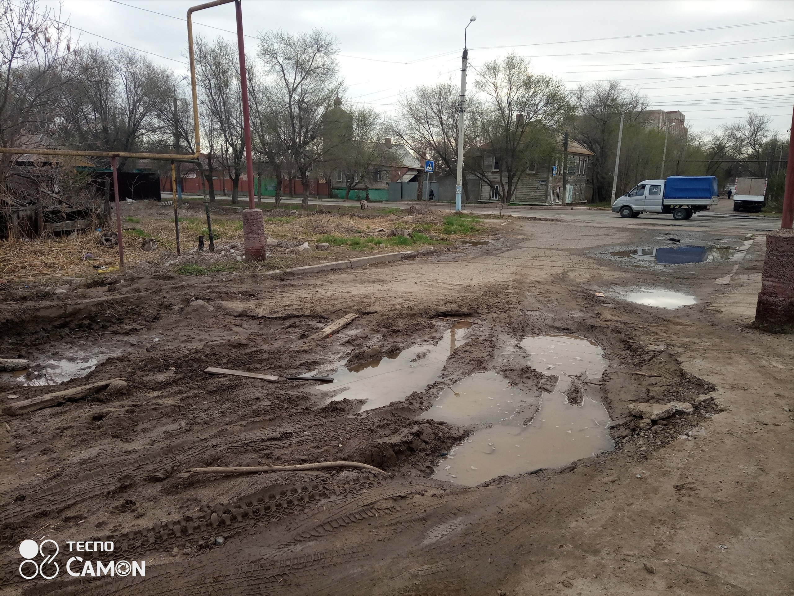 Машина скорой помощи не смогла проехать по астраханскому переулку |  05.04.2023 | Астрахань - БезФормата