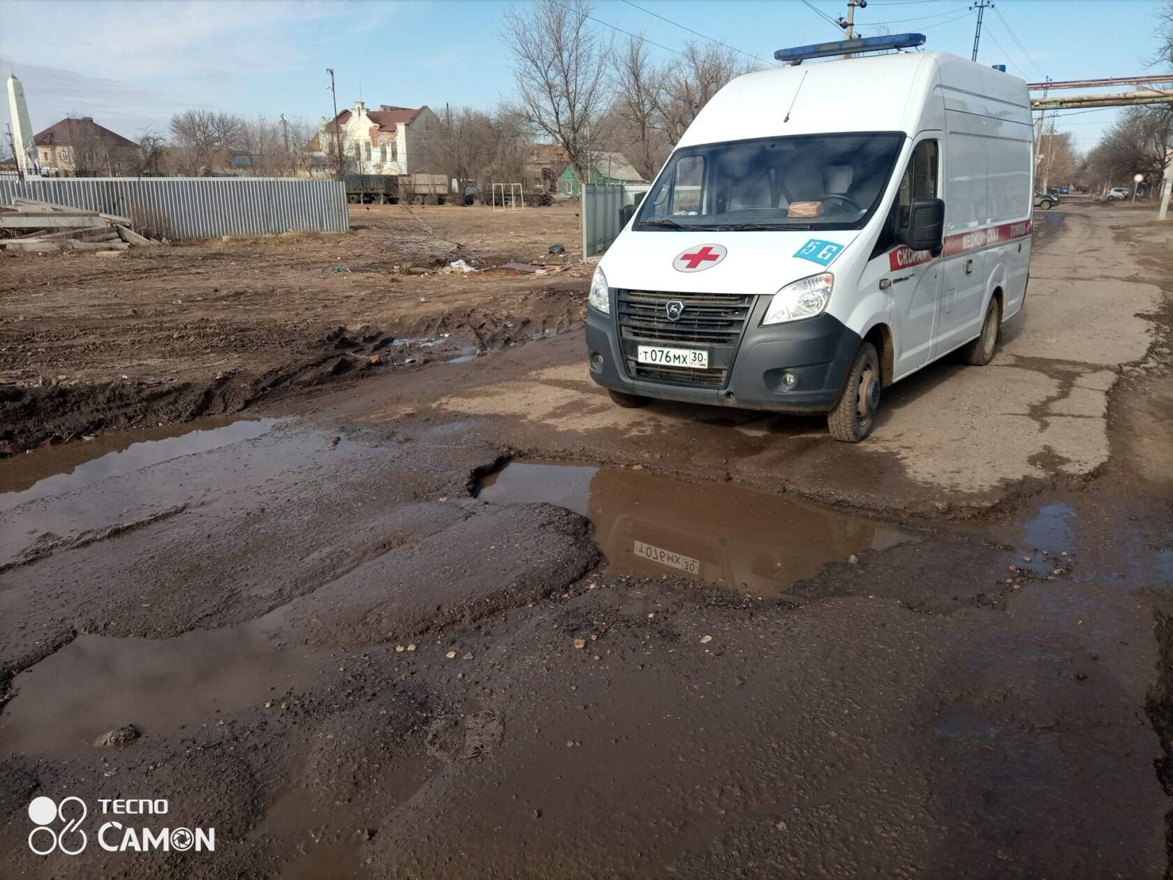 Машина скорой помощи не смогла проехать по астраханскому переулку